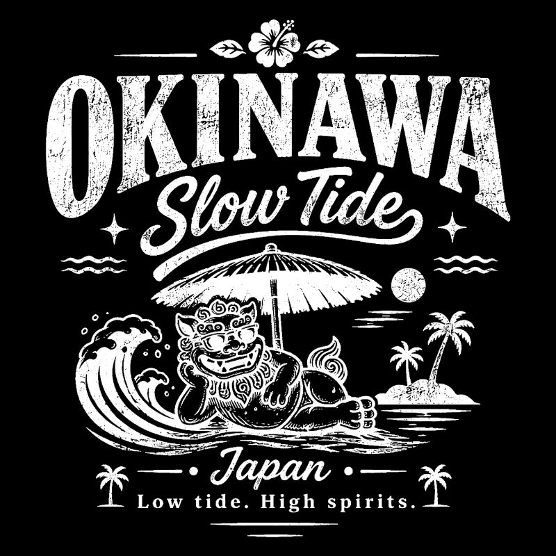 Chat de plage d’Okinawa au bord de la vague