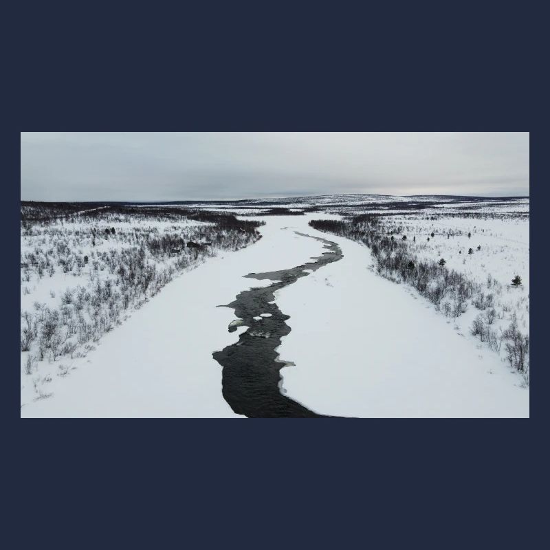 Une rivière sinueuse dans un paysage enneigé