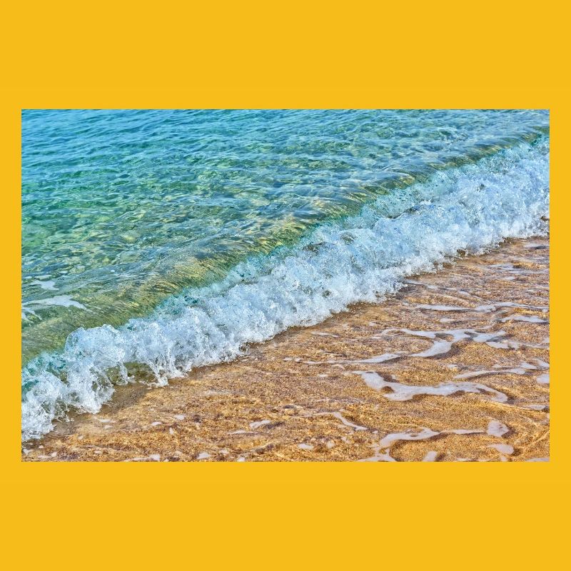 Des vagues cristallines sur une plage de sable doré