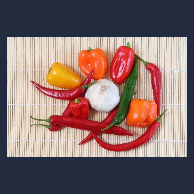 Bunte Chilischoten und Knoblauch