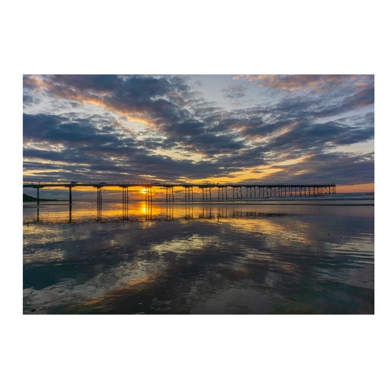 Reflets de la jetée du coucher de soleil