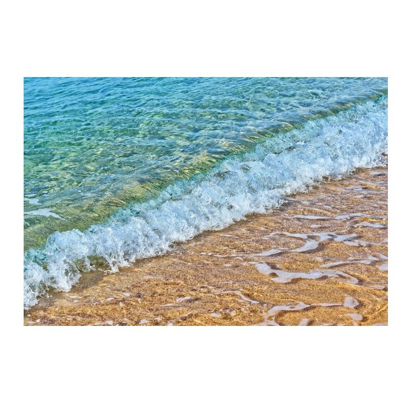 Des vagues cristallines sur une plage de sable doré
