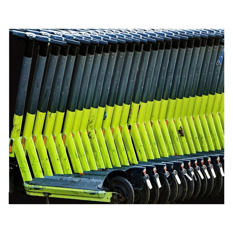 Trottinettes électriques vert néon garées dans la rangée