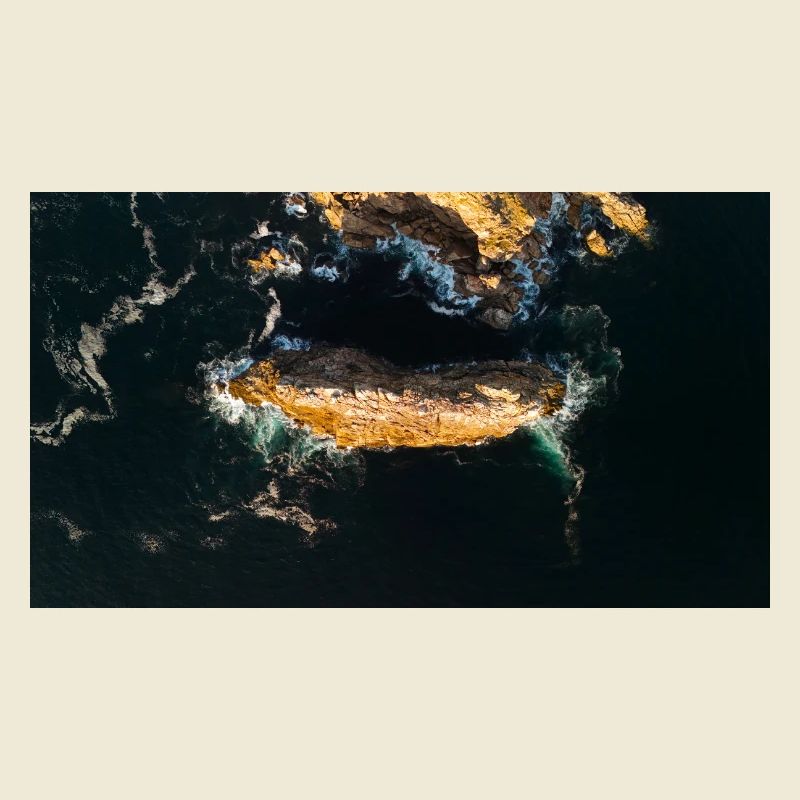 Roche côtière dans le bleu de la mer
