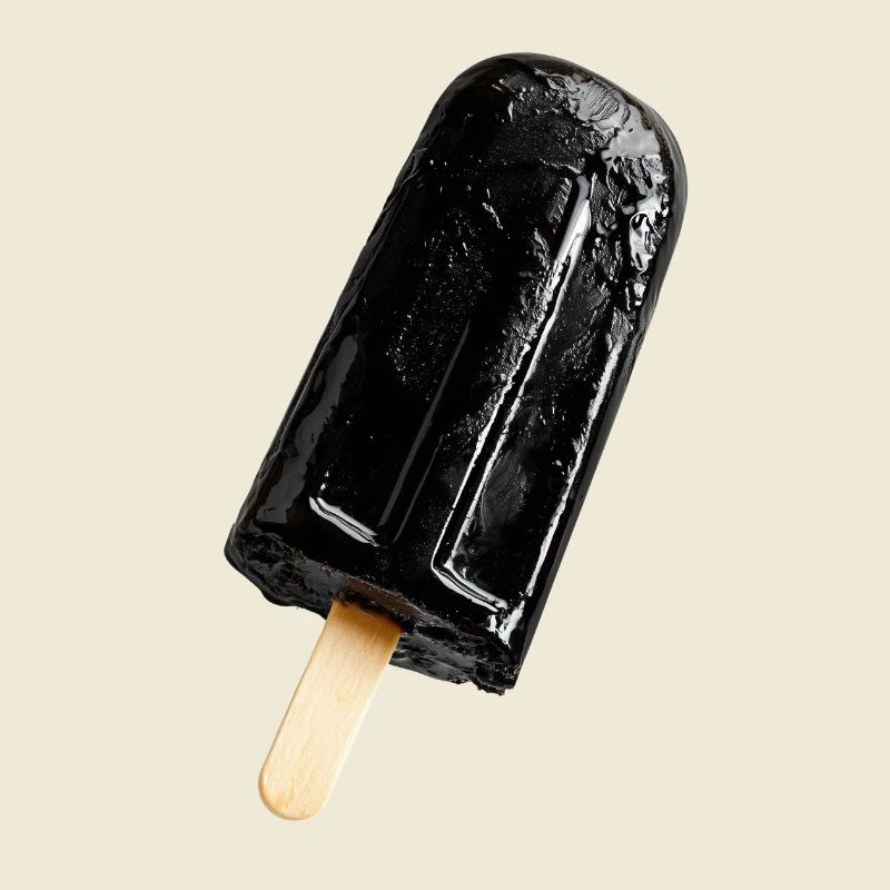 Glace sur bâtonnet noir