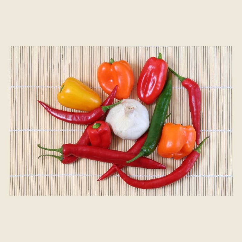 Bunte Chilischoten und Knoblauch
