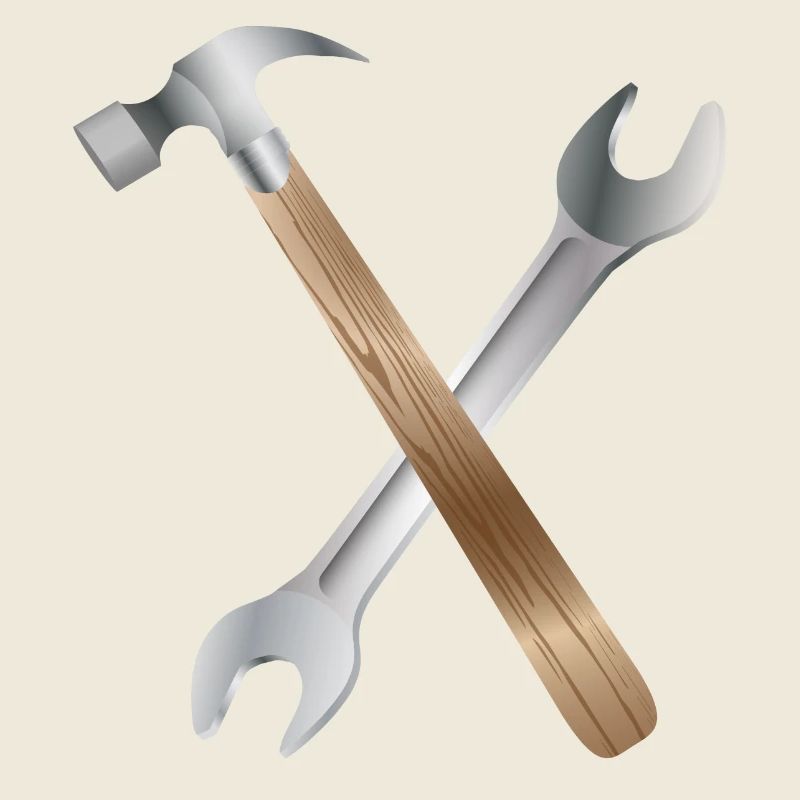 Clé à molette et marteau de charpentier