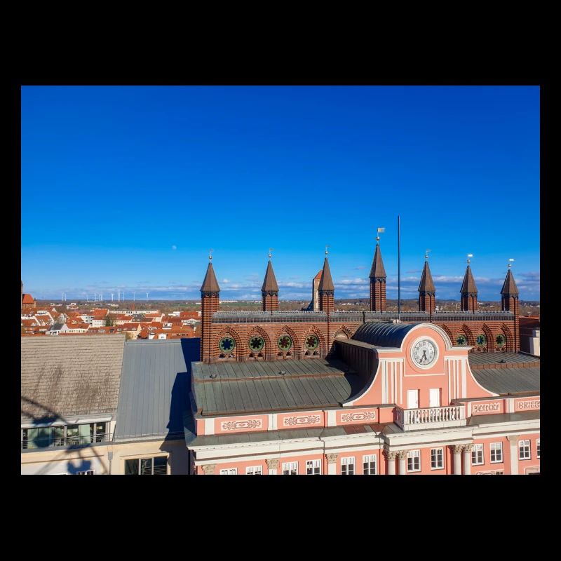 Rostocker Skyline und Altstadt hinter dem Rathaus