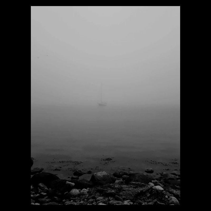 Segelboot im dichten Nebel mit Grauton