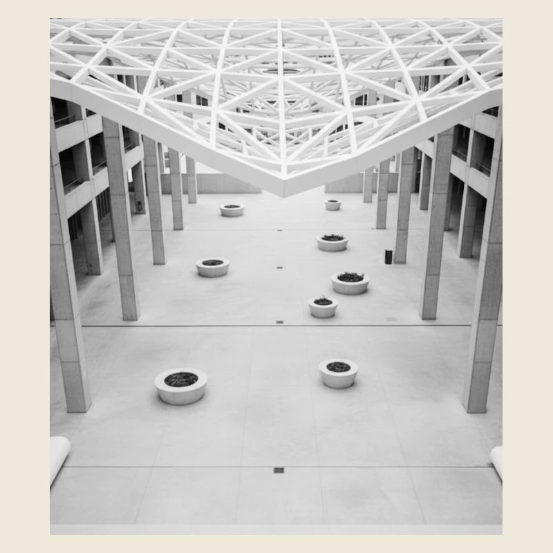Geometisches Atrium Schwarz-Weiß