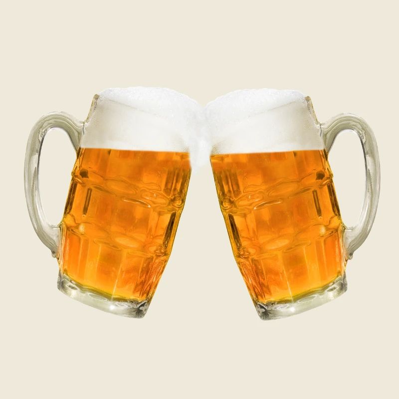 Zwei Gläser voll mit Bier und Schaum