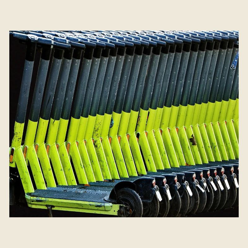 Trottinettes électriques vert néon garées dans la rangée