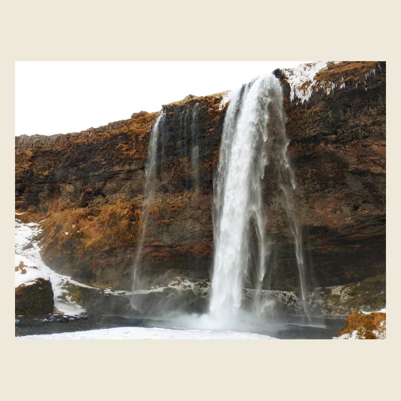 Wunderschöner Wasserfall im Winter