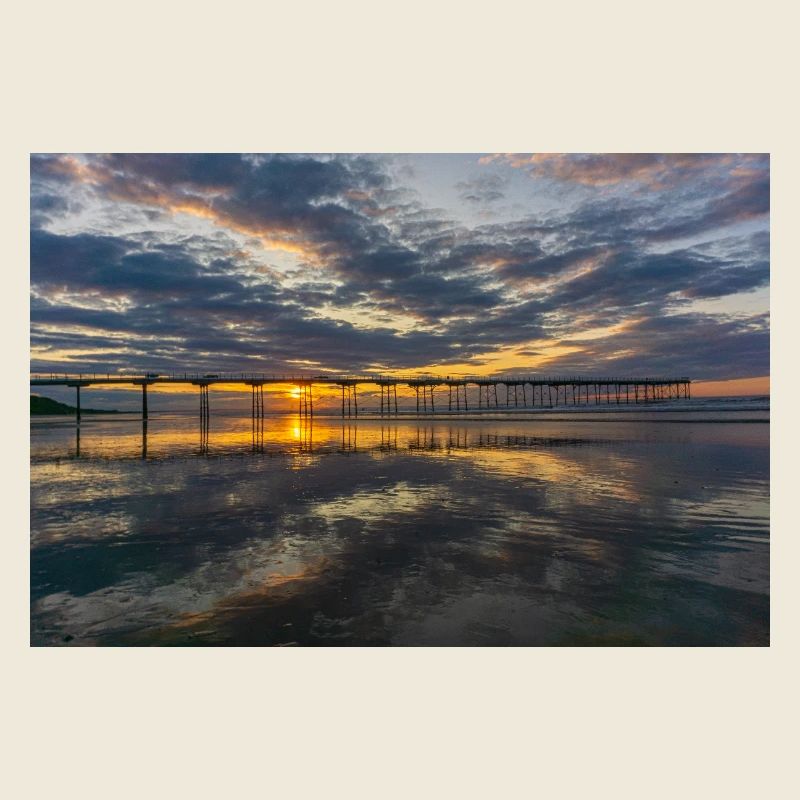 Reflets de la jetée du coucher de soleil