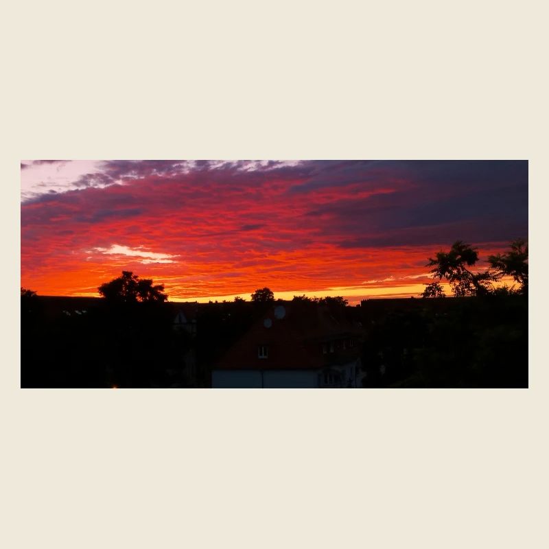 Sonnenuntergangs-Silhouette über Stadt
