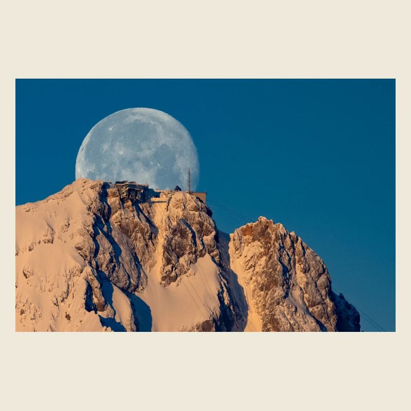 Mond hinter der Zugspitze