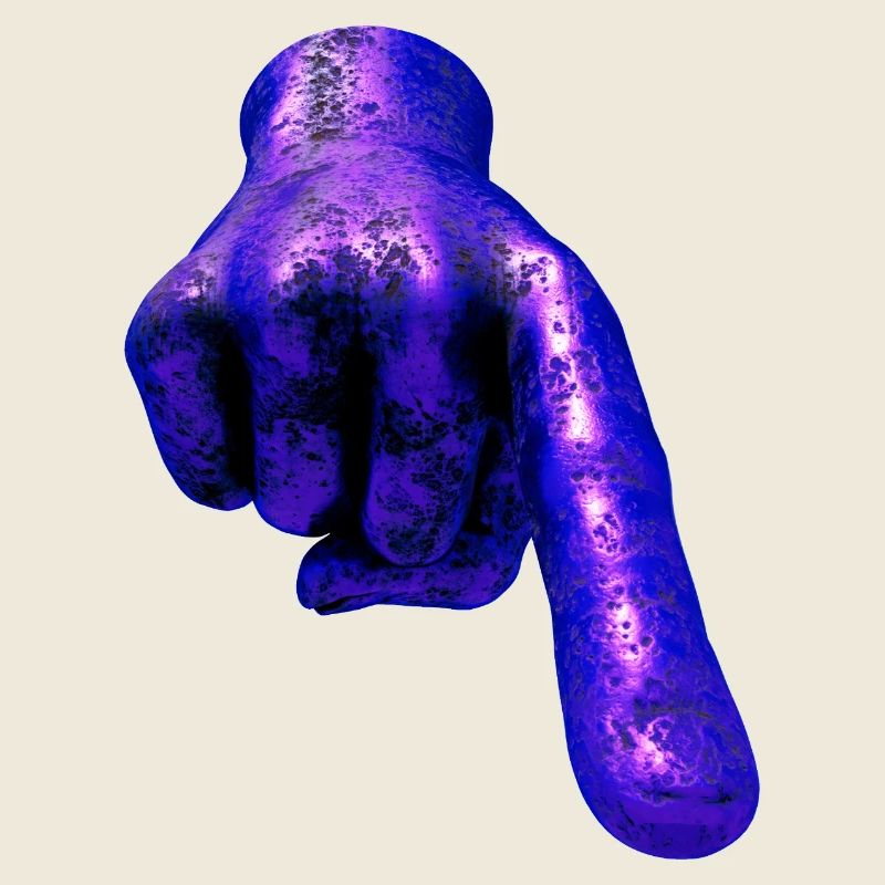 Blaumetallische Faust im Fokus