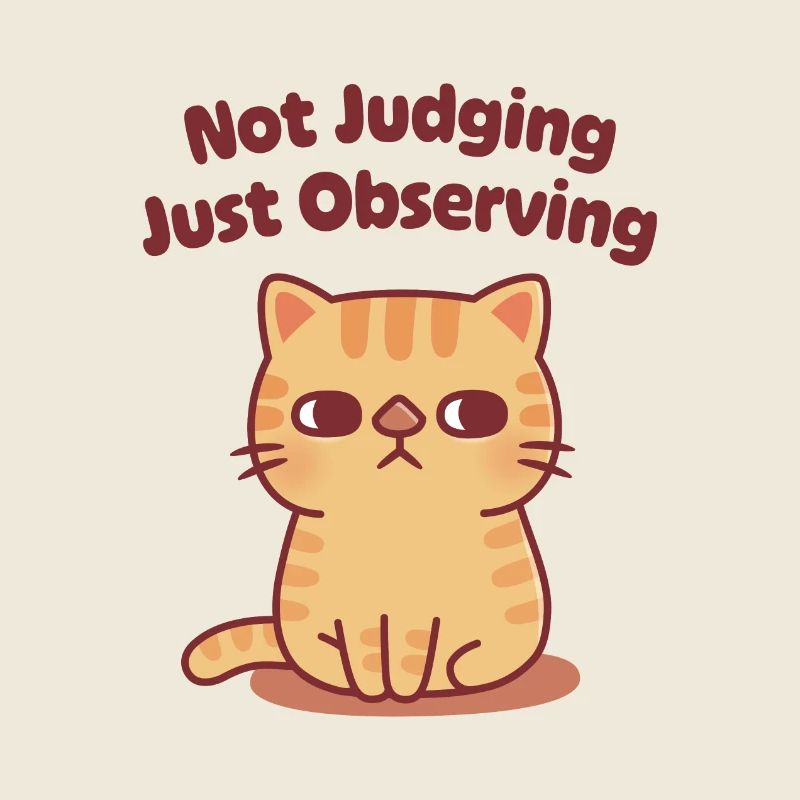 Mignon chat tigré œil de côté ne jugeant pas, observant simplement