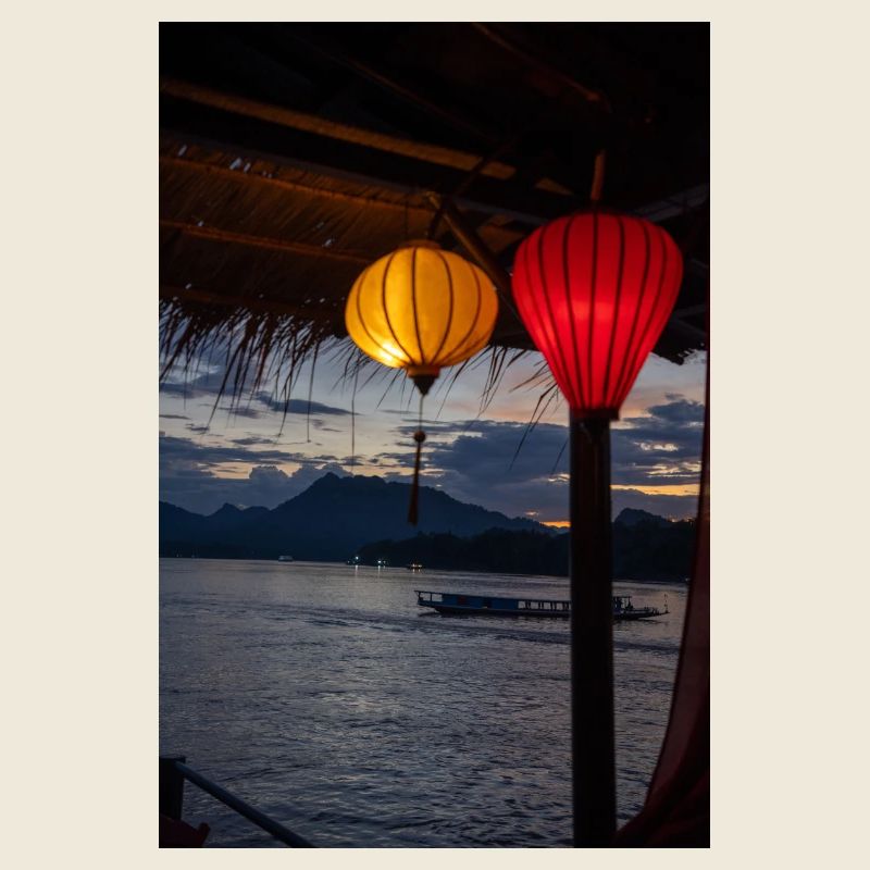 Lanternes du soir au-dessus de l’eau