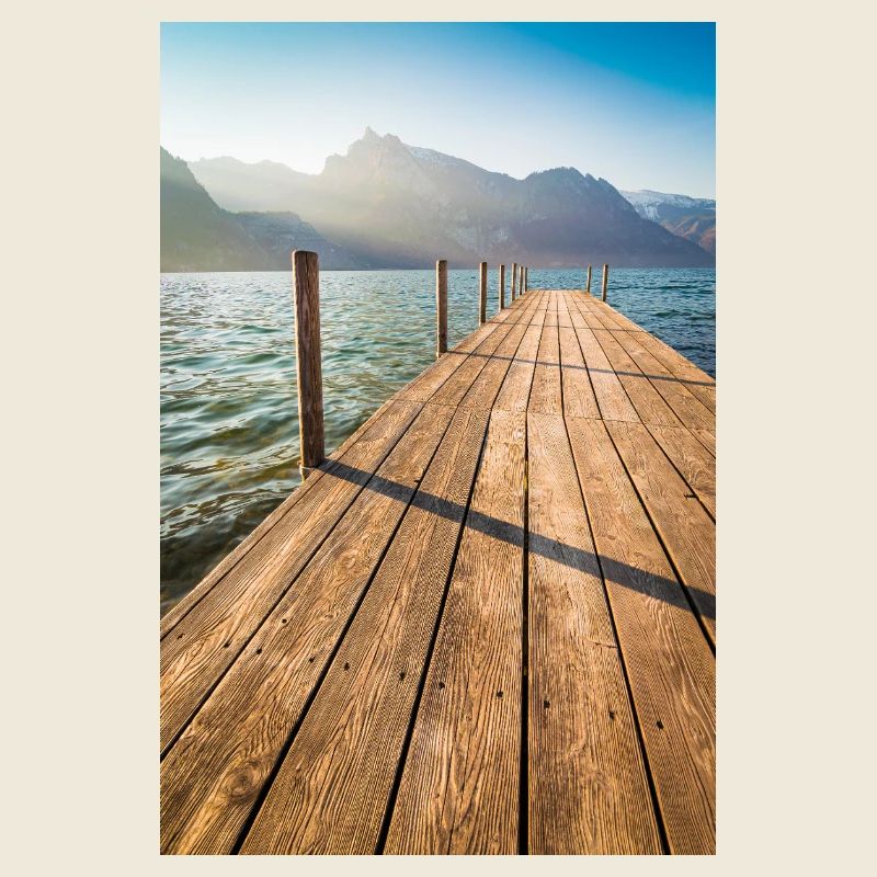 Jetée en bois au lac de la montagne au soleil