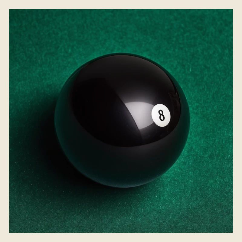 Schwarzer 8-Ball auf Filz