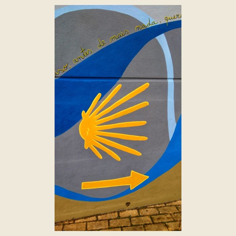 Goldene Strahlen auf urbanem Bogen