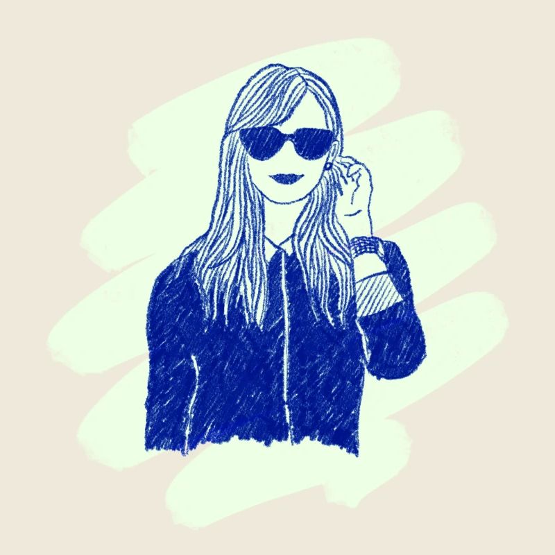 femme élégante avec des lunettes de soleil