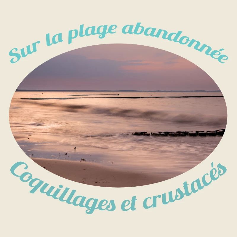 Sur la plage abandonnée. Vacances.