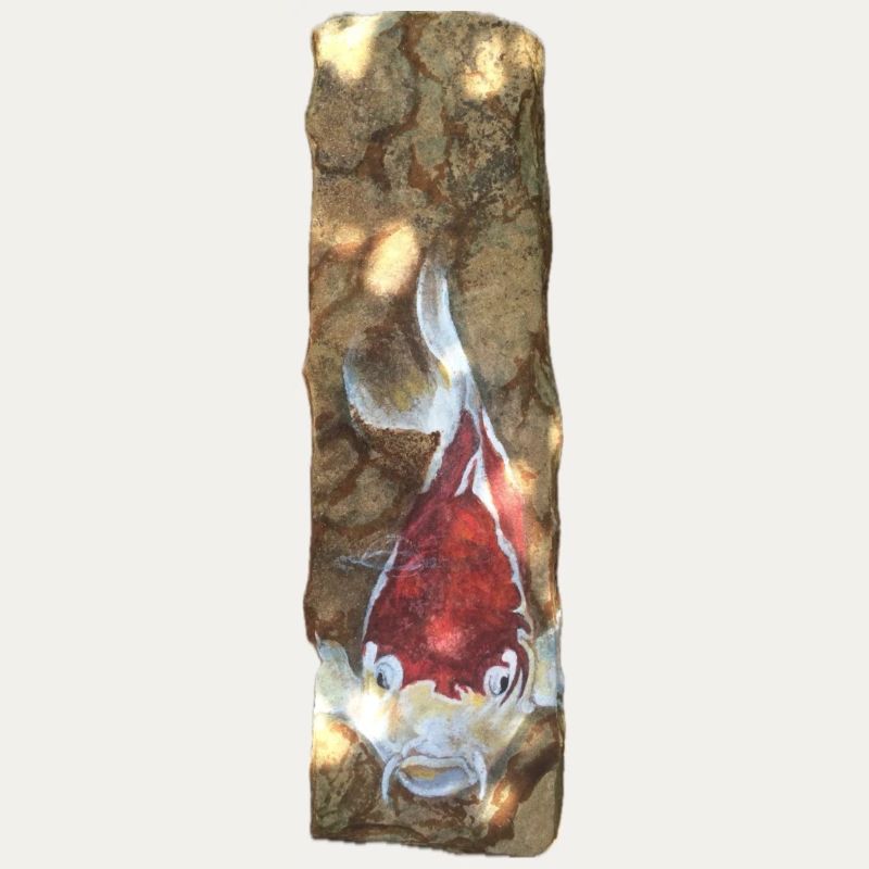 Koi-Fisch auf rustikalem Marmor