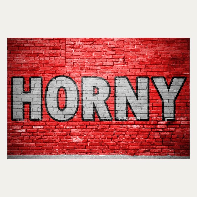 Graffiti de mur de briques cornées