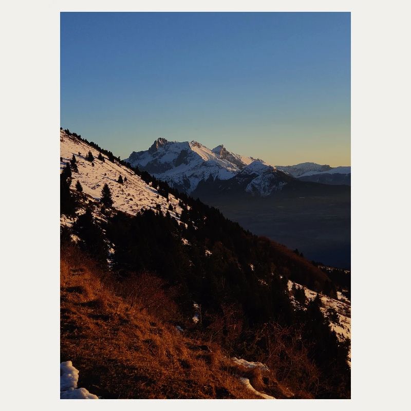 Coucher de soleil sur sommets enneigés