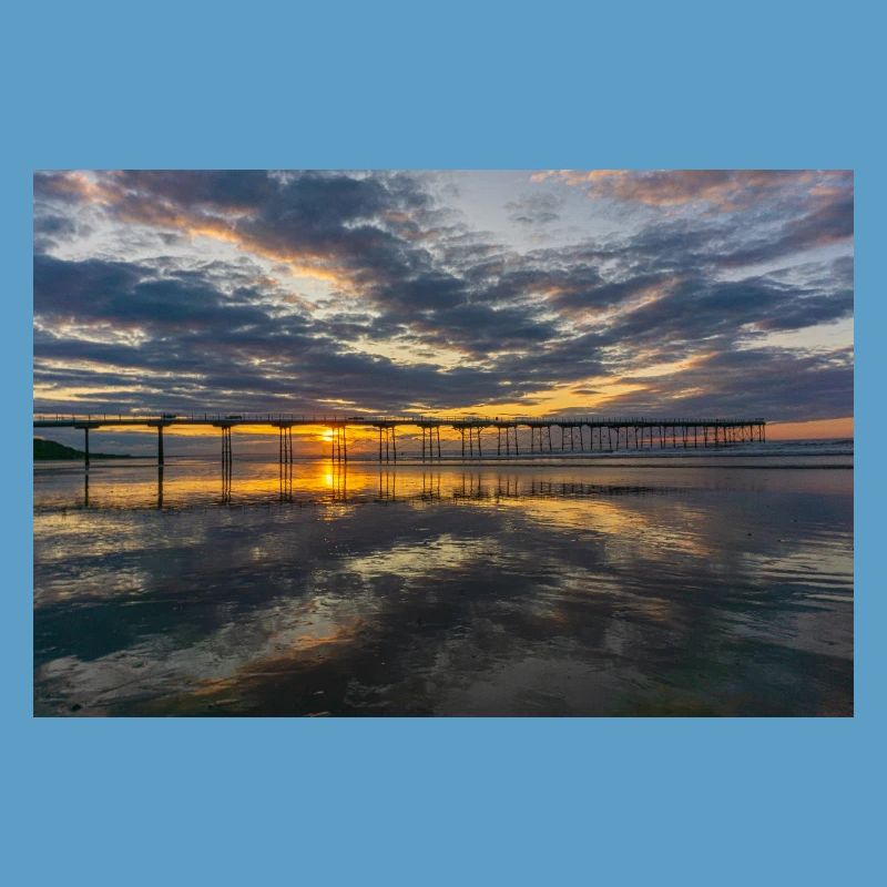 Reflets de la jetée du coucher de soleil