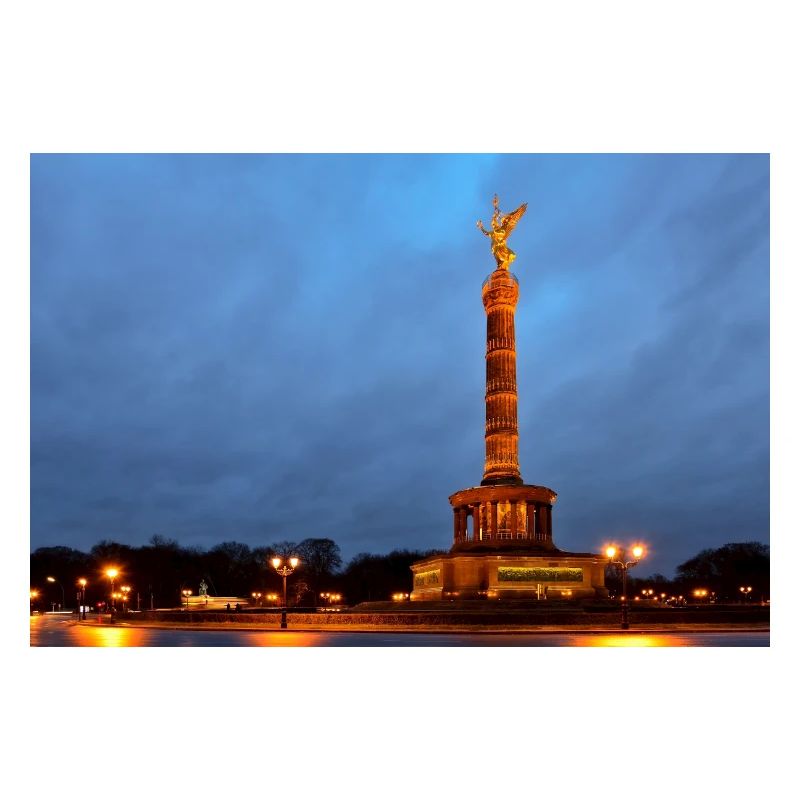 Berliner Siegessäule bei Einbruch der Dämmerung
