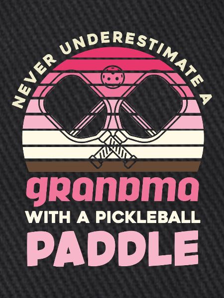 Oma mit Pickleball-Paddel Retro