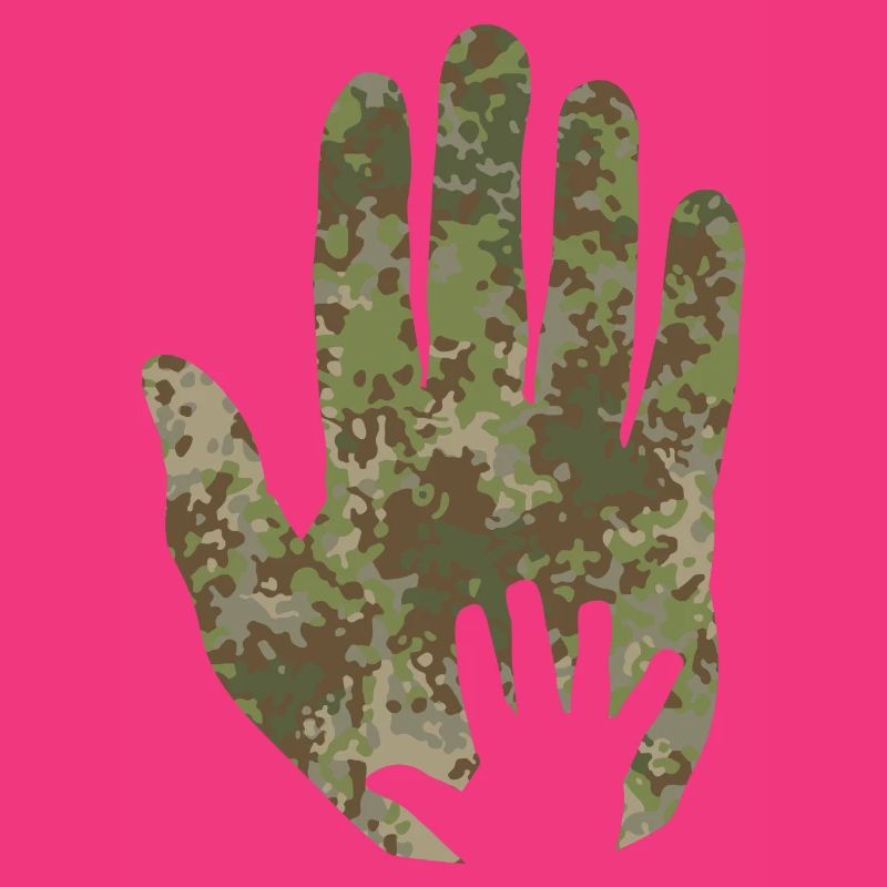 Main de bébé de camouflage multitarn à la main