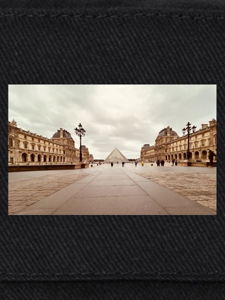 Louvre-Pyramide auf dem Platz