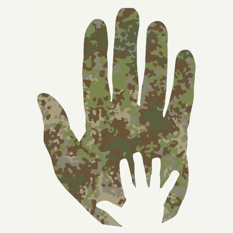 Main de bébé de camouflage multitarn à la main
