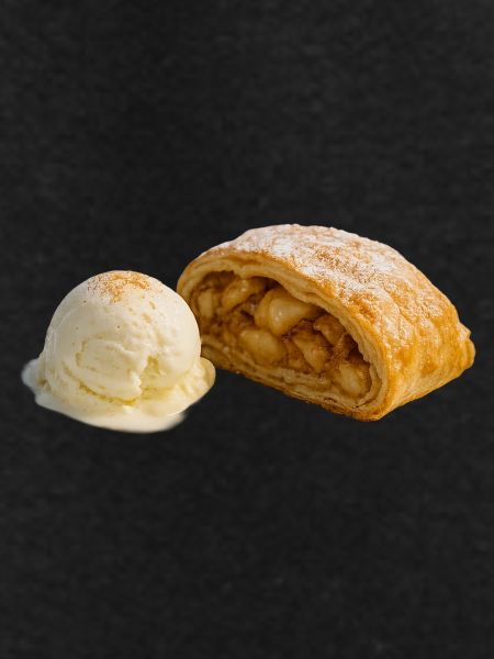 Apfelstrudel mit Vanilleeis