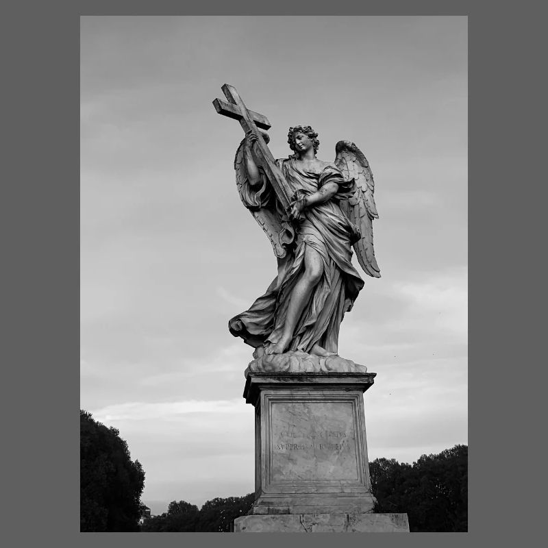 Statue d’ange avec croix grise