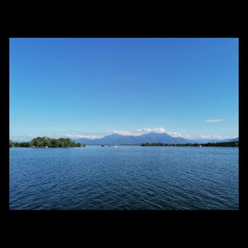 Blauer Bergsee und Bergpanorama