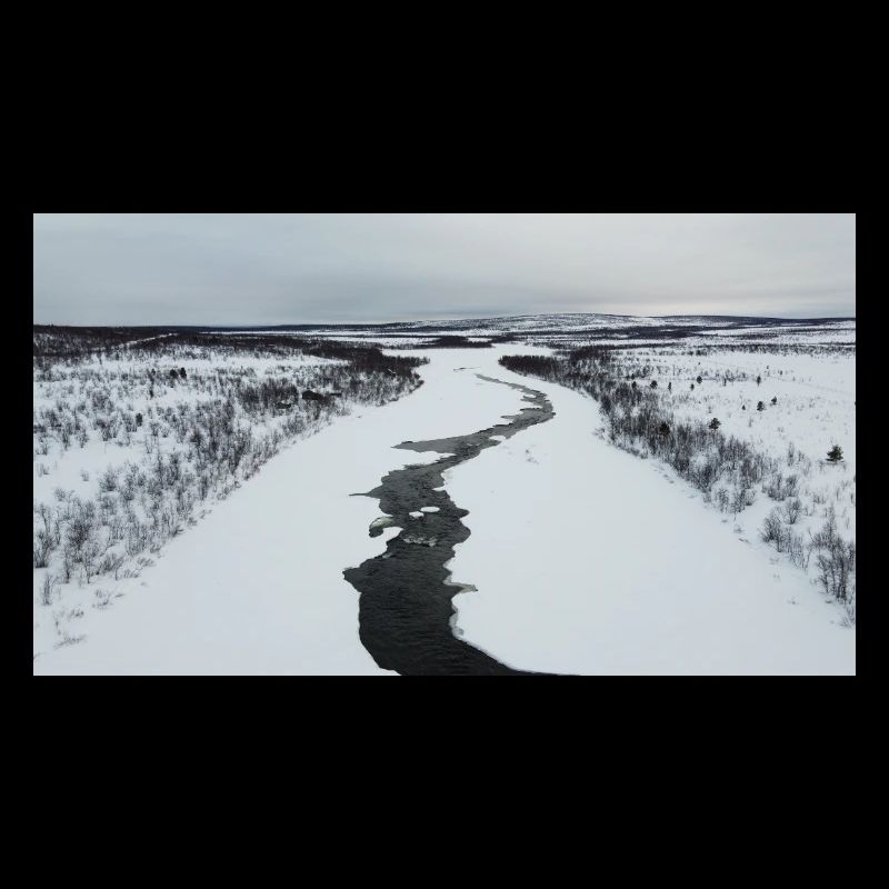 Ein gewundenen Fluss in verschneiter Landschaft