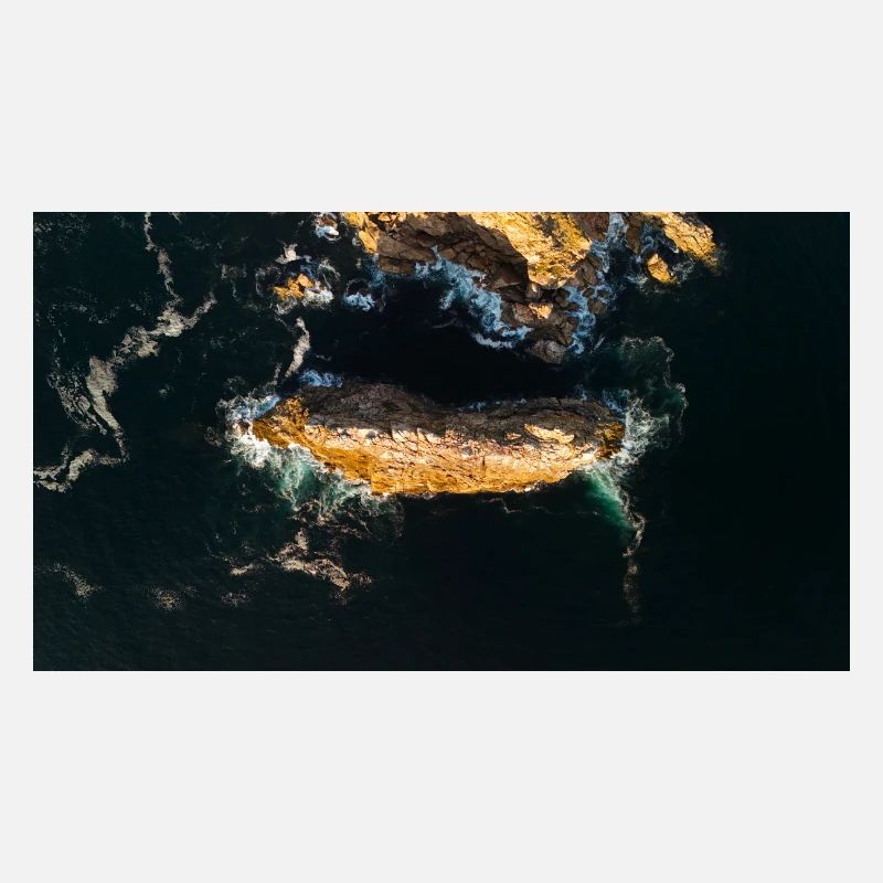 Roche côtière dans le bleu de la mer