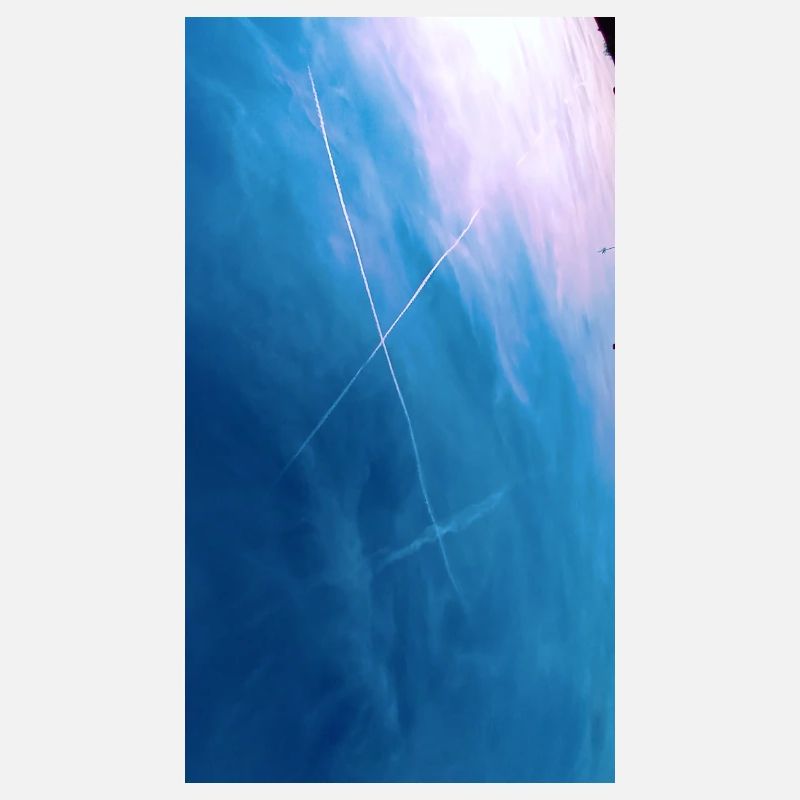 Croix de traînées dans le ciel