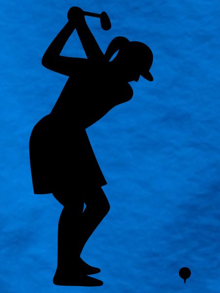 Golferin mit Golfball beim Abschlag