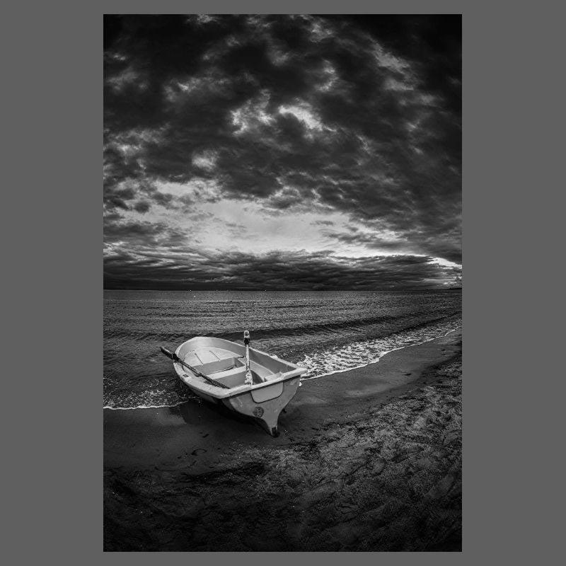 Ein Boot an einem dunklen Ufer