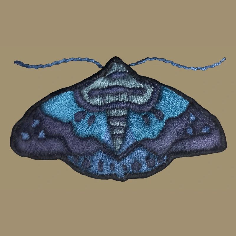 Blaue Motte – einzigartiges Stickmuster