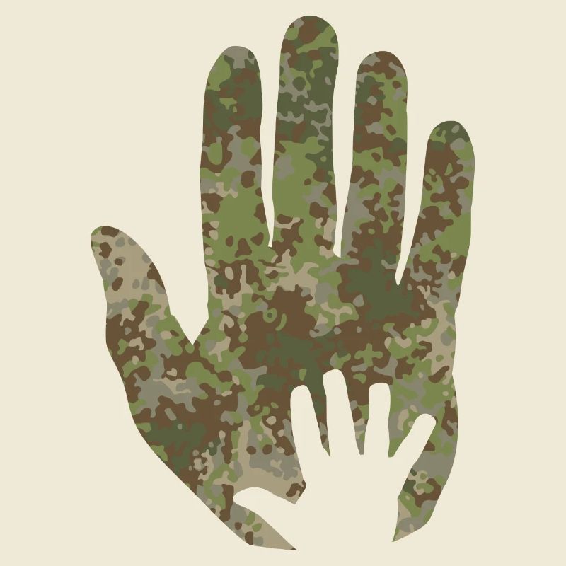 Main de bébé de camouflage multitarn à la main