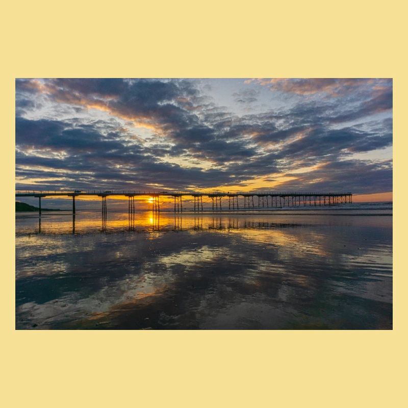 Reflets de la jetée du coucher de soleil
