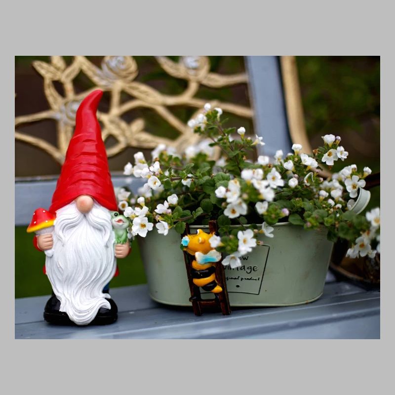 Gartenwichtel im Blütentopf