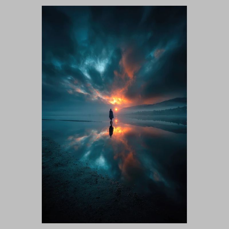 Reflets solitaires du coucher de soleil sur une rive brumeuse
